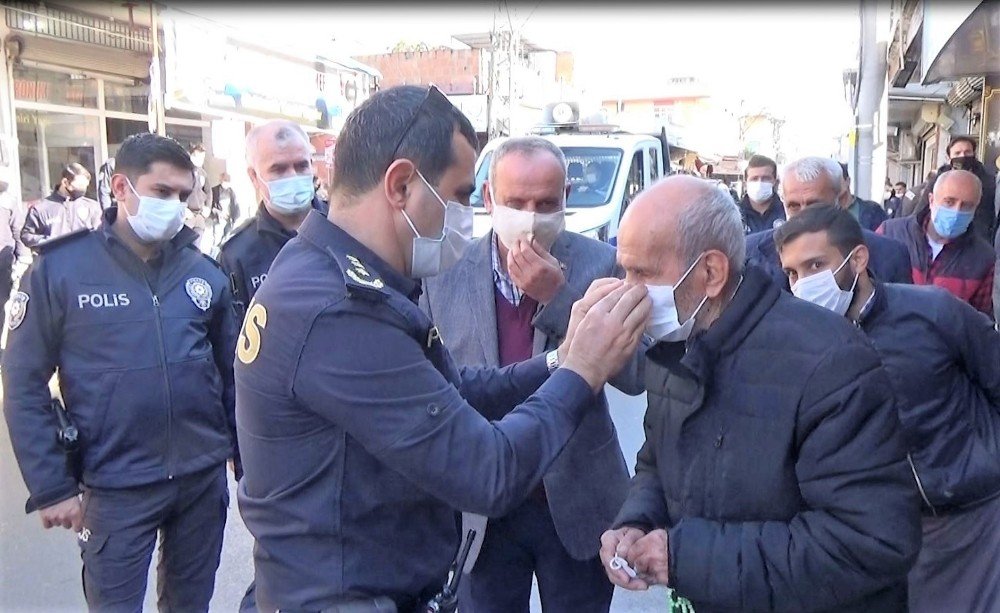 Korona Virüs Yayılmasın Diye Kendi Eliyle Maske Taktı