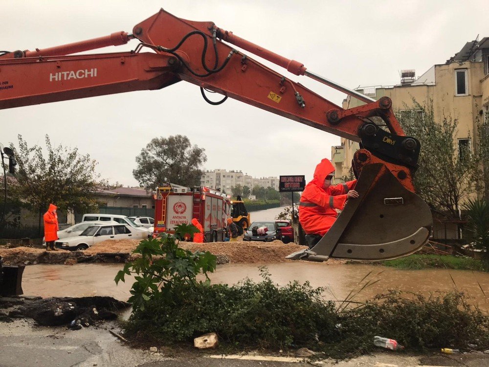 Başkan Böcek: “afeti En Zararla Atlatmak İçin Çalışıyoruz”