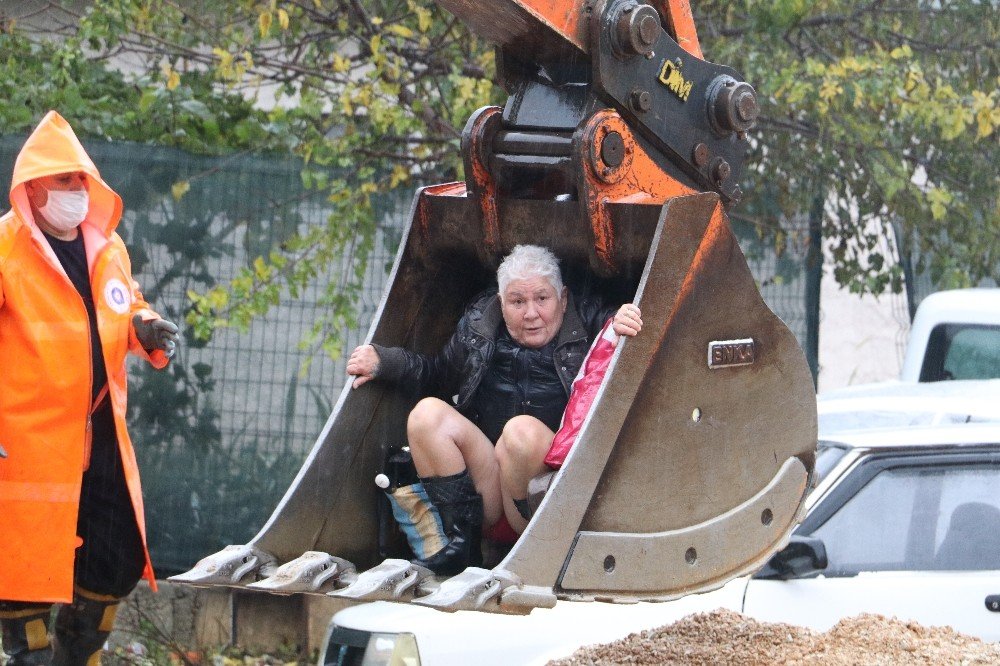 200 Kişinin Yaşadığı Sitenin Çevresi Göle Döndü, Mahsur Kalan Vatandaşlar Kepçeyle Kurtarıldı