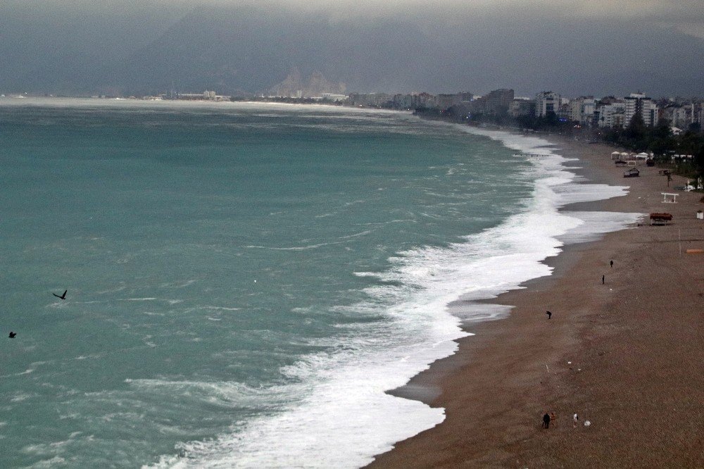 Dev Dalgaların Dövdüğü Dünyaca Ünlü Sahil Beyaza Büründü