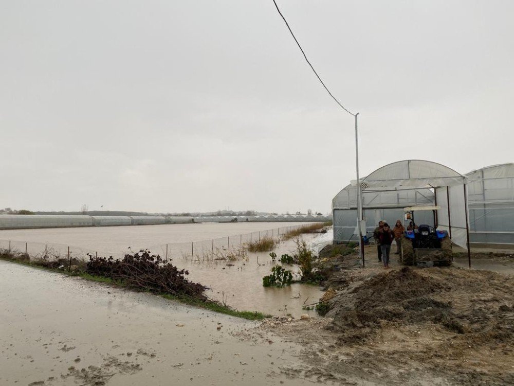 Antalya’da 3 Ev Sular Altında Kaldı, Mahsur Kalanları İtfaiye Kurtardı