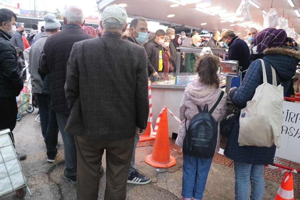 Bolu’da, 15 Liradan Satılan Hamsi Kuyruk Oluşturdu