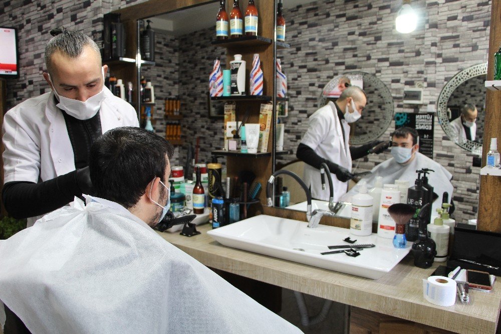 Bu Berberde Bütün Engelliler Ücretsiz Tıraş Oluyor