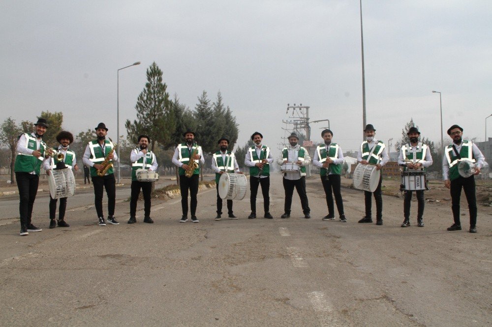 Bismil’de Evde Kalan Vatandaşlara Müzik Ziyafeti