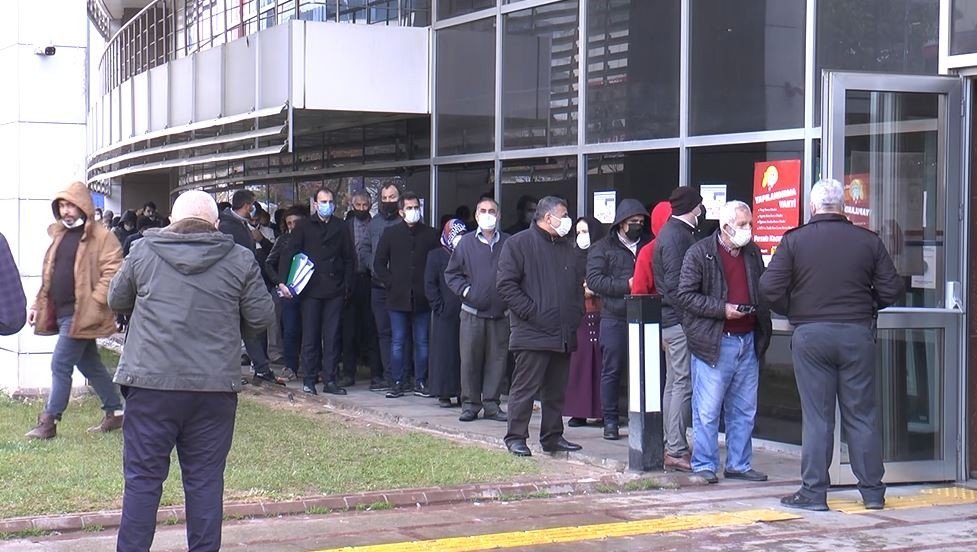 Vergi Dairesi Önünde Yapılandırma Kuyruğu