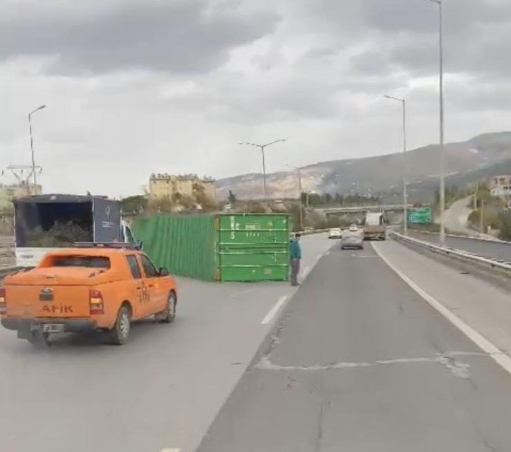 Fırtına Tırda Yüklü Konteynerleri Devirdi