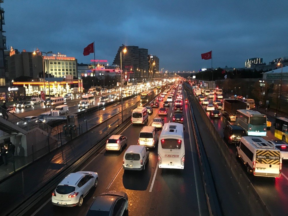 İstanbul’da Trafik Yoğunluğu Yüzde 72 Seviyelerine Yükseldi