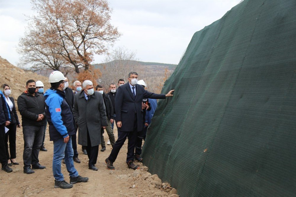 Köydeki Kaya Düşme Tehlikesi Ortadan Kaldırıldı