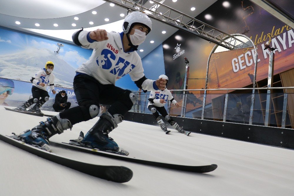 Kar Olmasa Da Kayak Yapabiliyorlar