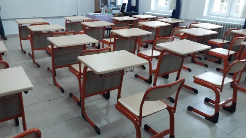 Vali Özkan, 11 Derslikli Okulun Masa Ve Sandalyelerini Yeniletti