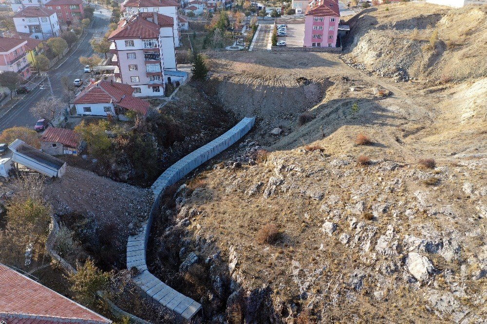 Akdağmadeni’nde Alt Yapı Ve Dere Islahı Çalışmaları Sürüyor