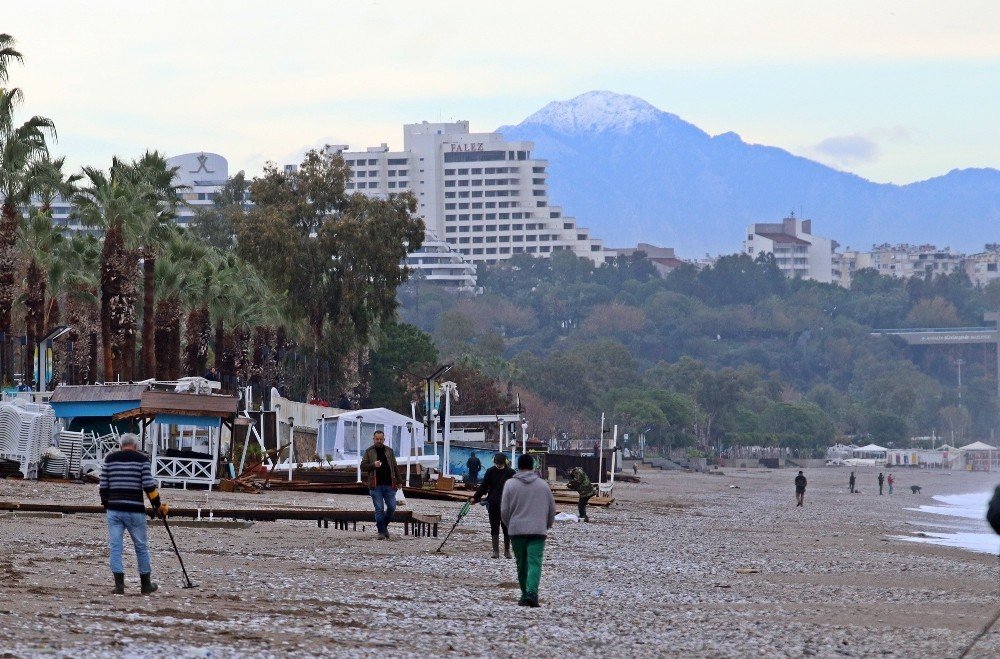 Sağanak Sonrası Dünyaca Ünlü Sahil Define Avcısıyla Doldu