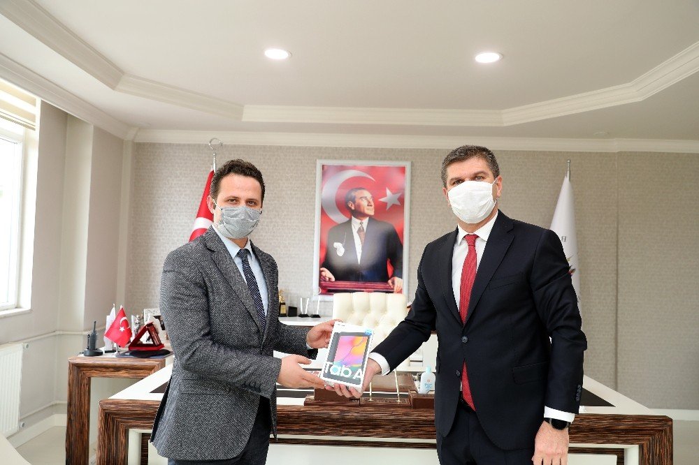 Burdur Belediyesi’nden İhtiyaç Sahibi Öğrencilere Tablet Hediyesi