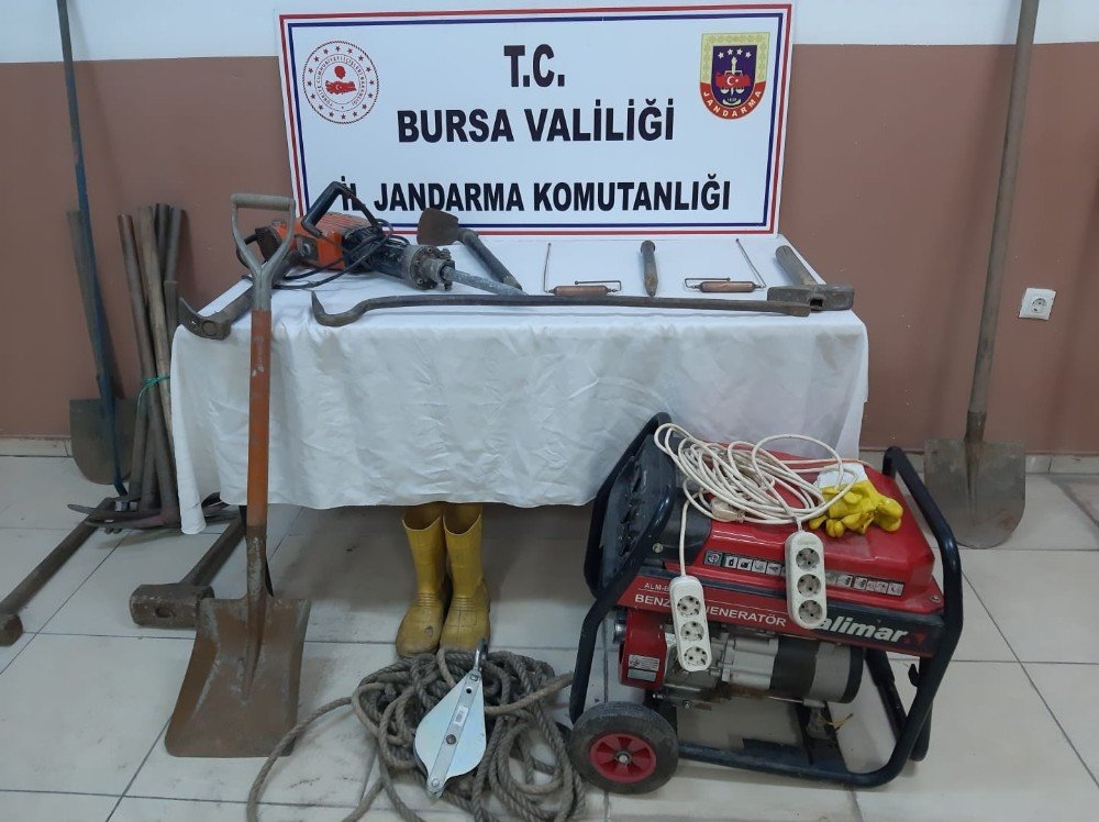 Bursa’da Define Avcıları Kazdıkları Kuyuda Yakalandı