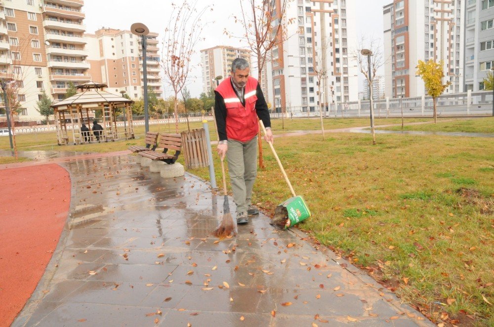 Kayapınar’da Park Ve Bahçeler Bakımdan Geçiriliyor