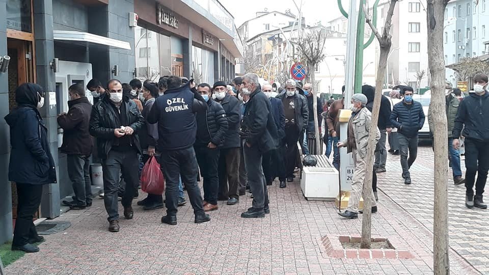 Kulp’ta Vatandaşlar Sosyal Mesafeyi Unuttu