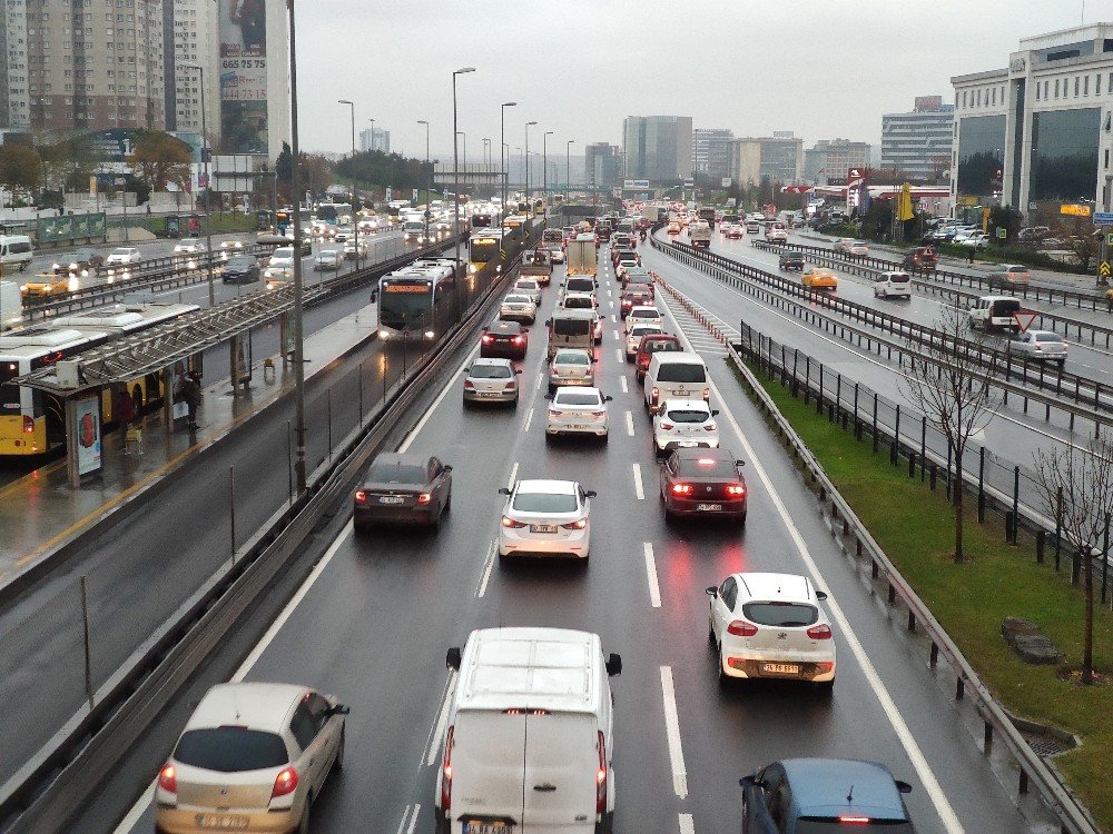İstanbul’da Yağmur Ve Mesai Sonrası Trafik Yoğunluğu