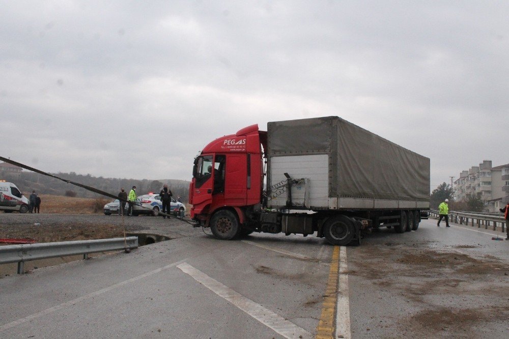 Tosya D-100’de Kontrolden Çıkan Tır Trafiği Kilitledi