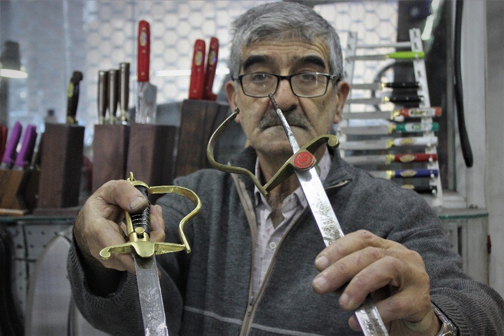 Tarihî Kılıçlar Bursalı Ustanın Elinde İlk Günkü İhtişamına Kavuşuyor