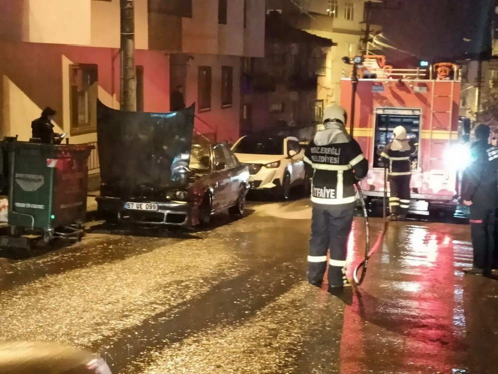 Park Halindeki Otomobilin Motor Bölümü Yandı