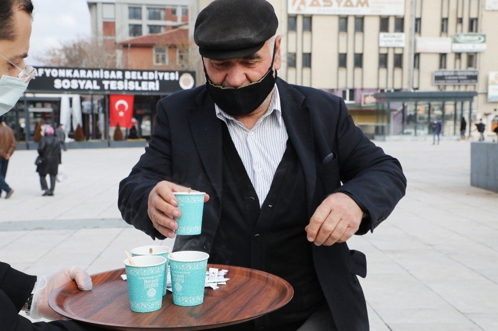 Meydanda Vatandaşa Çay İkram Ettiler