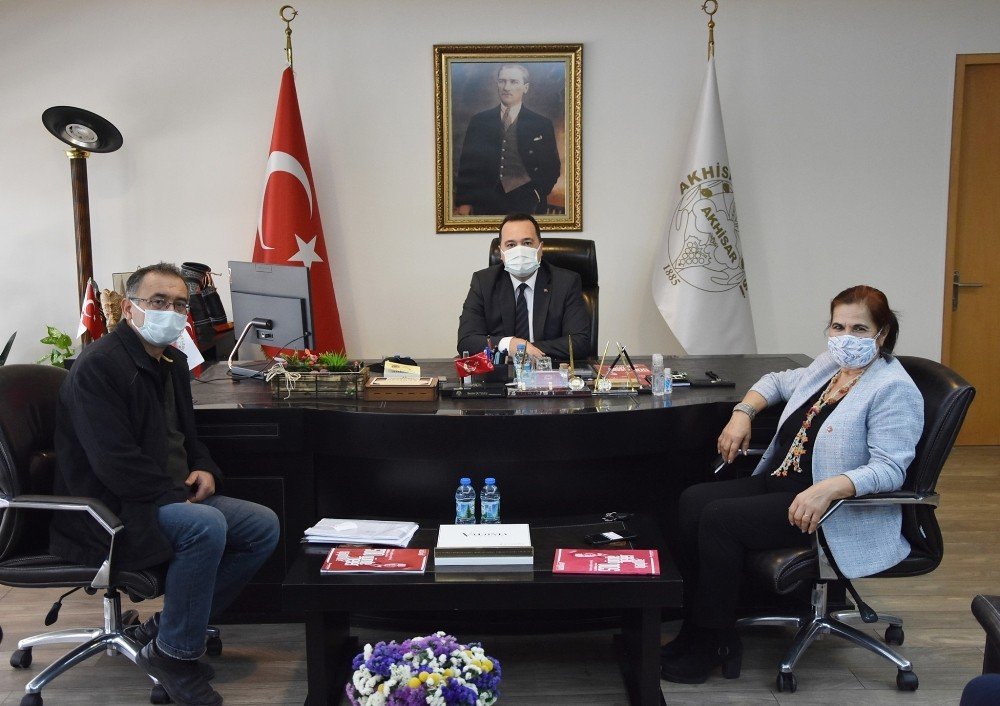 Başkan Besim Dutlulu’dan İlkokula Tablet Desteği