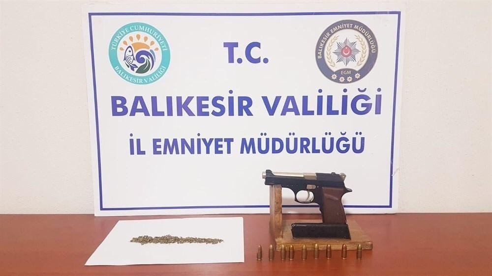 Balıkesir’de Polis 18 Aranan Şahsı Yakalarken, 4 Silah Ele Geçirdi