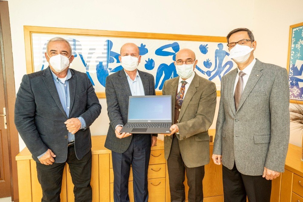 İzmir’deki Depremzede Öğrencilere Bilgisayar Bağışı