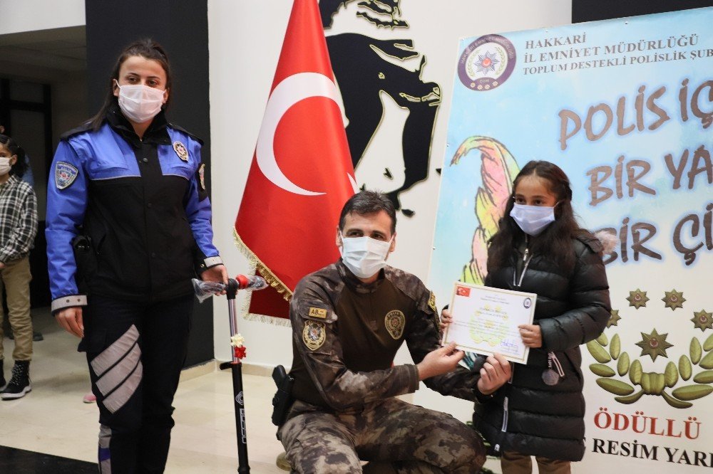 Hakkari Emniyet Müdürlüğünden Başarılı Öğrencilere Ödül