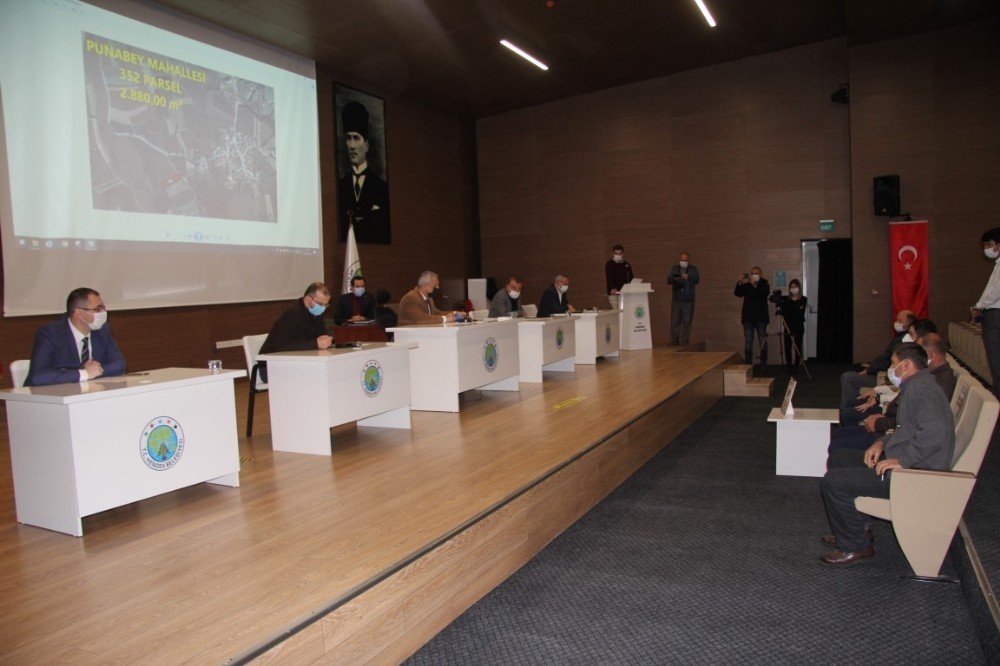 Hendek’te 13 Tarla Açık Arttırma Usulü Satışa Sunuldu