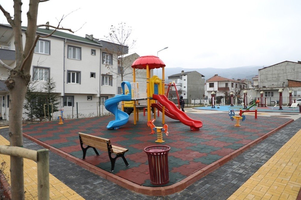 Yeniceköy Mahallesinde Çocuk Oyun Alanı Ve Koruluk Alan Hizmete Girdi