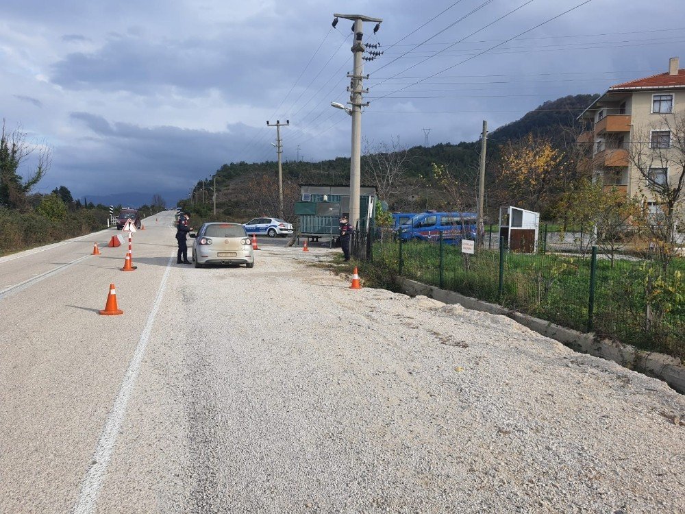 Cide’ye Dışarıdan Gelen Ziyaretçilere Yönelik Denetimler Sürüyor