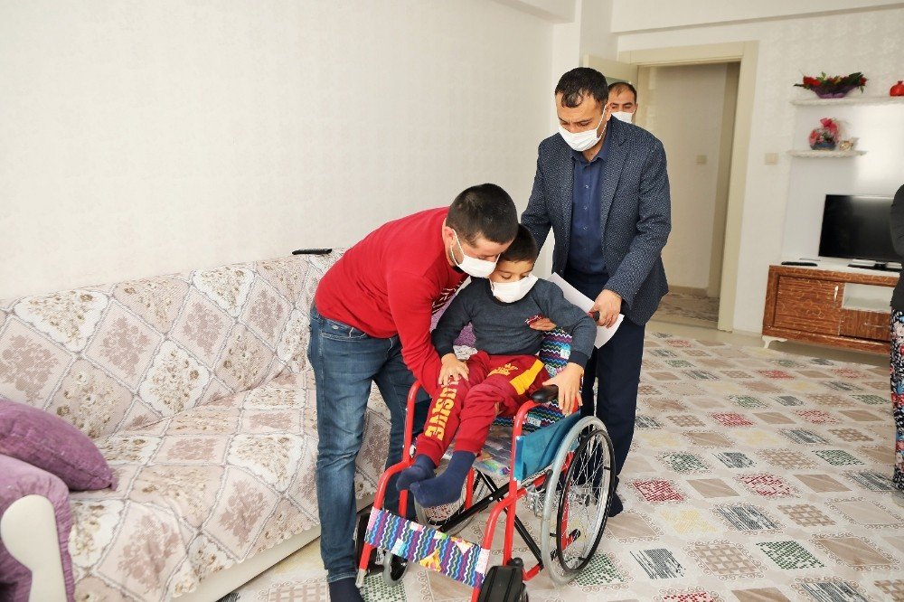 Minik Berat’a Tekerlekli Sandalye Sürprizi