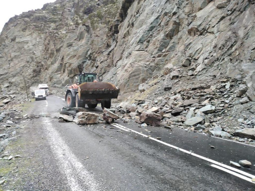 Şırnak’ta Heyelan: Kaya Parçalarının Düştüğü Yol Trafiğe Kapandı