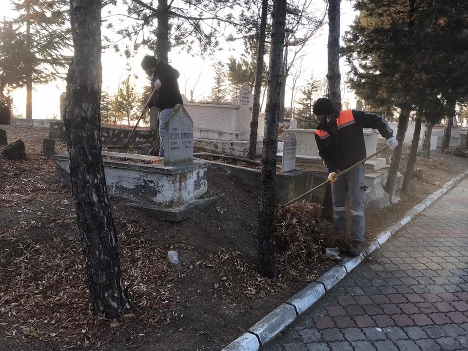 Sungurlu’daki Mezarlıklarda Kış Temizliği