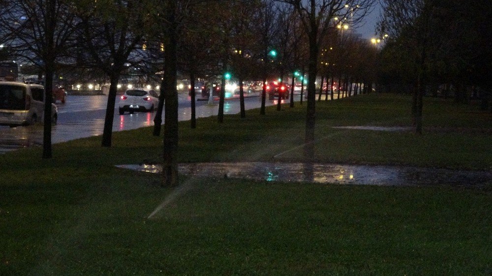 - Yağmurlu Havada İbb, Çimleri Suladı