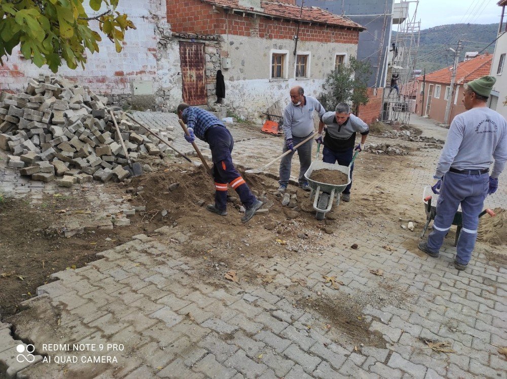 Burhaniye’de Kırsal Mahallede Sokaklar Yenileniyor