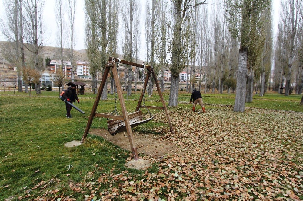 Park Ve Bahçelerde Temizlik Ve Bakım Çalışmaları Devam Ediyor
