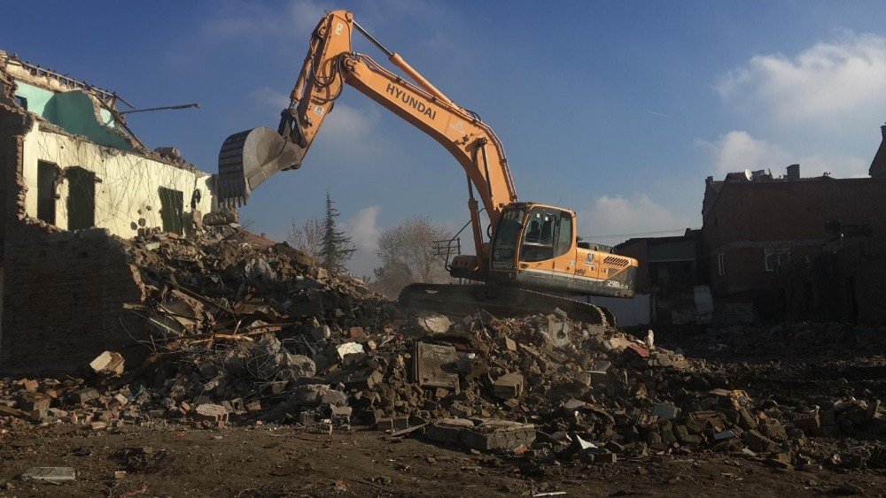 Çorum’da Belediye, Devanede Kamulaştırdığı Binaları Yıkıyor