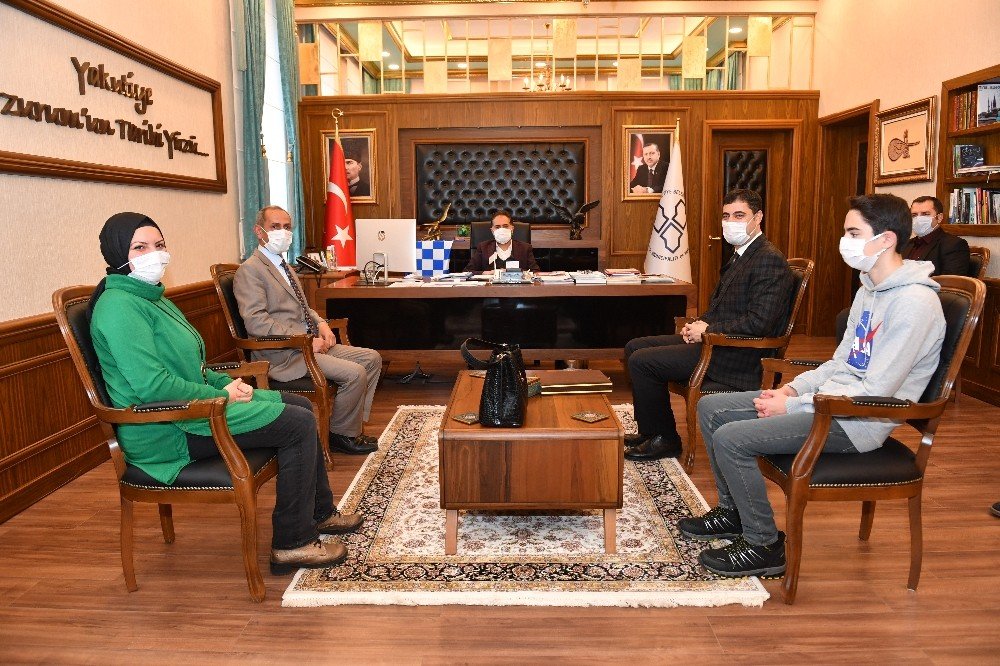 Başkan Uçar Türkiye Birincisi Öğrencileri Ağırladı