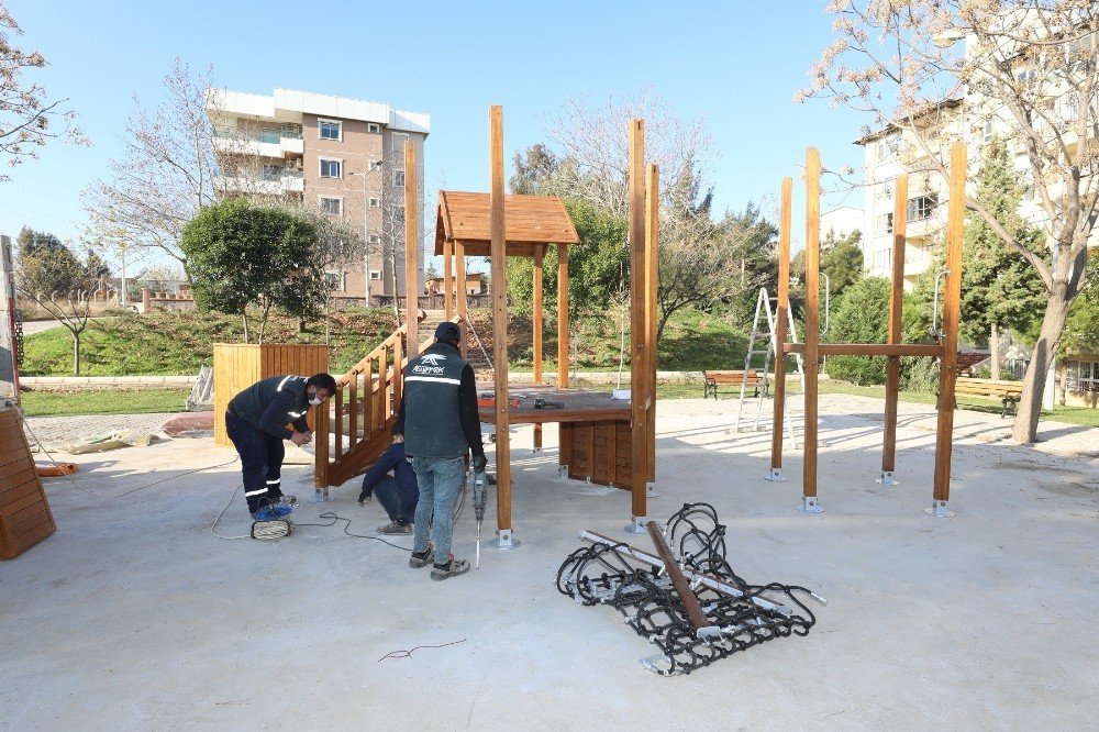 Gaziemir’in Parklarındaki Oyun Grupları Yenileniyor
