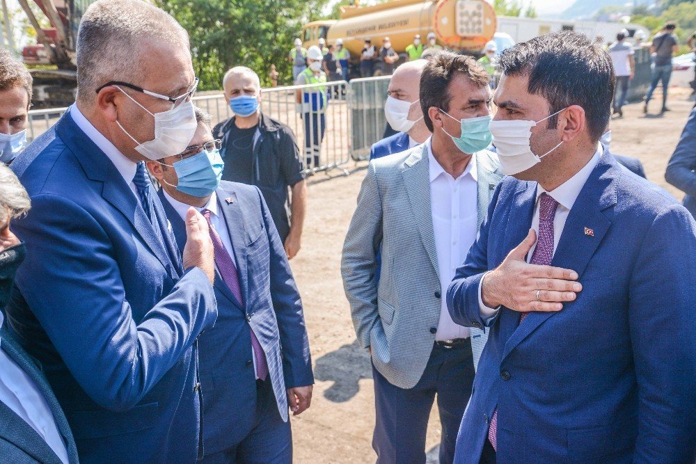 Bakanlıktan Karacabey Belediyesi’ne Çöp Kamyonu Ve Konteynır Desteği
