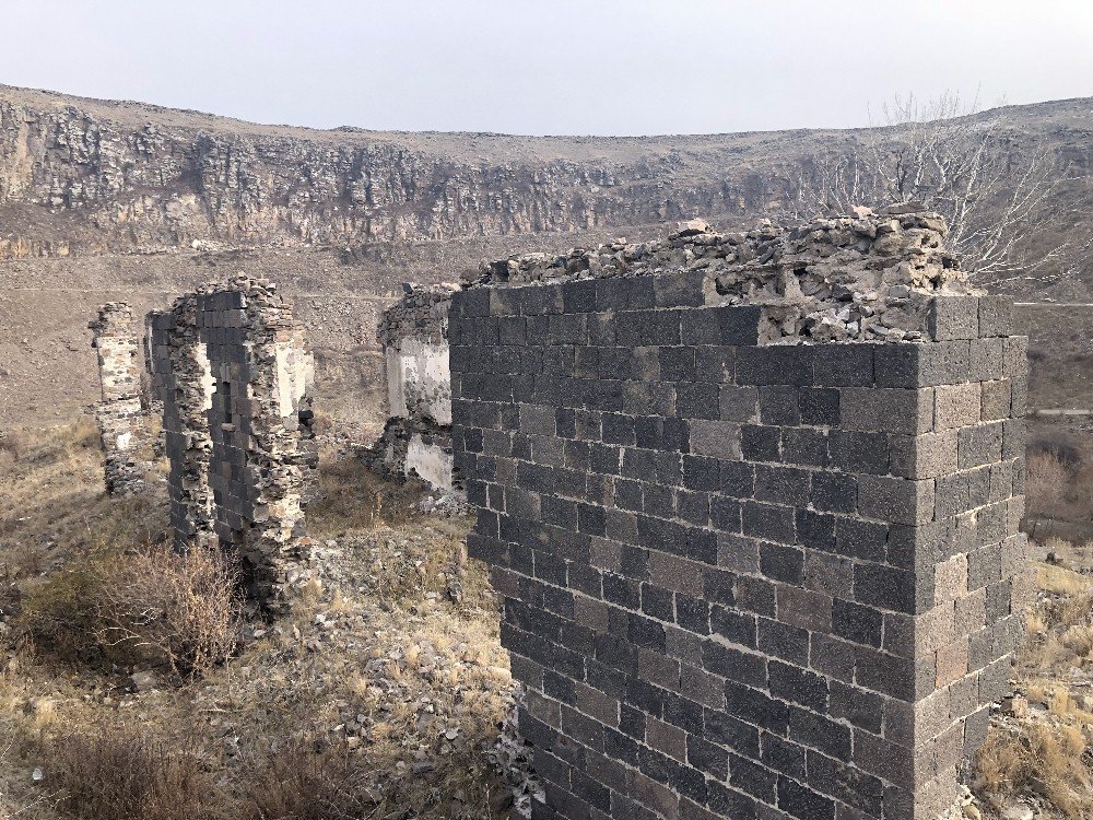 Kars’ta Tarihi Evlerin Sadece İzleri Kaldı