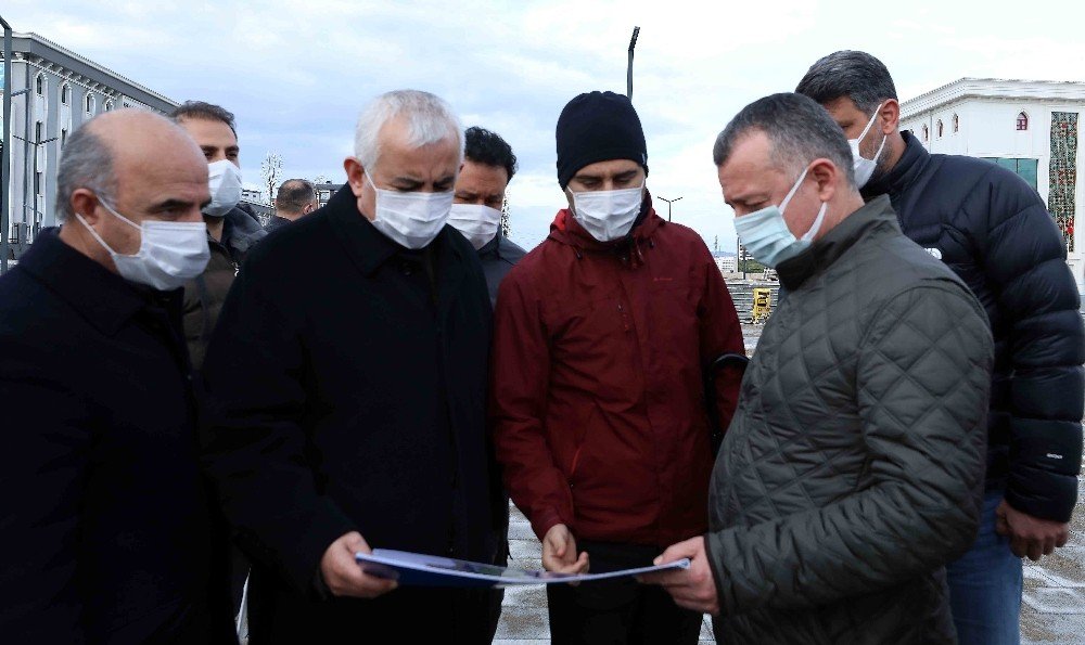 Başkan Büyükakın, Kartepe Kent Meydanı Çalışmalarını İnceledi