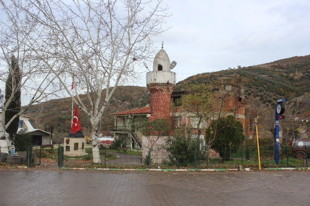 Köy Meydanındaki Camisiz Minare Büyük İlgi Çekiyor