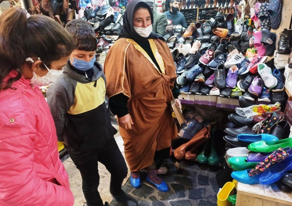 Soğuk Kış Mevsiminde Lastik Çizmeler Tercih Ediliyor