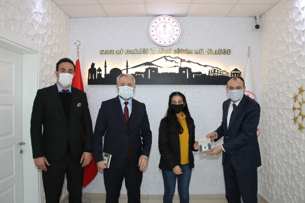 Eğitim Ve Öğretime Verilen Arada Hayalindeki Kitabı Yazdı