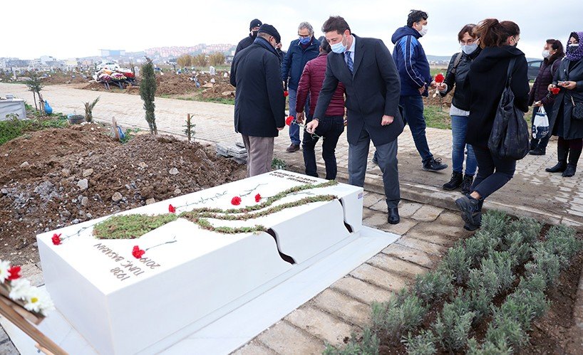Usta Yönetmen Mezarı Başında Anıldı