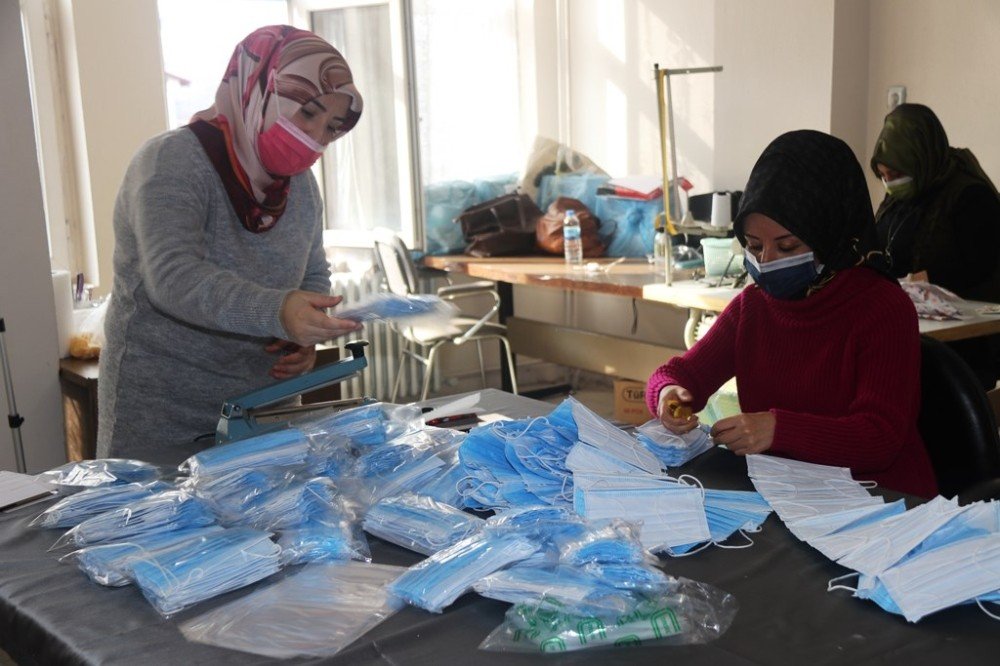 Gönüllü 15 Usta Öğretici Kadın Günlük 7 Bin Maske Üretiyor