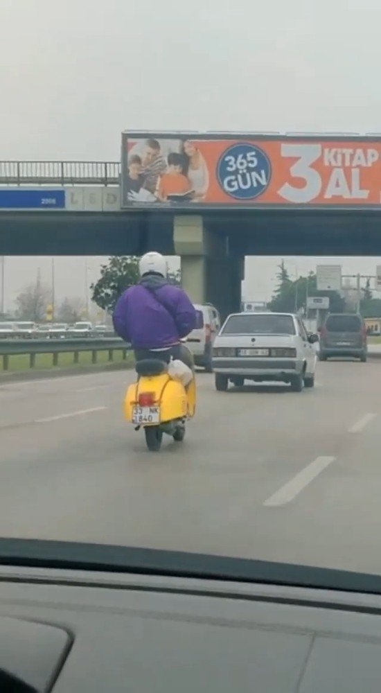 Bursa’da Motosiklet Sürücüsü Elleri Cebinde Şerit Değiştirdi